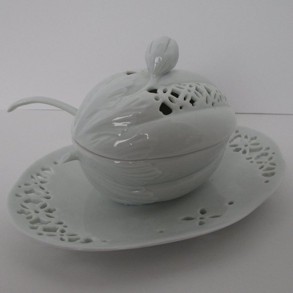 small vintage ceramic lidded sauce tureen - Picture 1 of 6